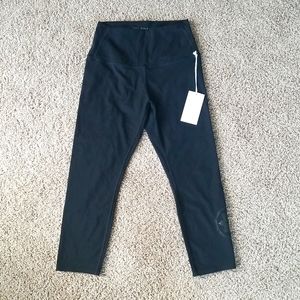 NWT Authentic Tavi Noir for Club Pilates Cropped Leggings Large